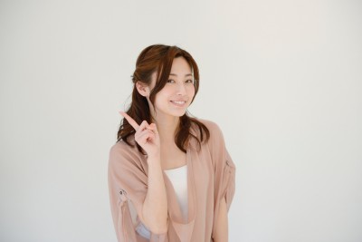 2女性　指さし